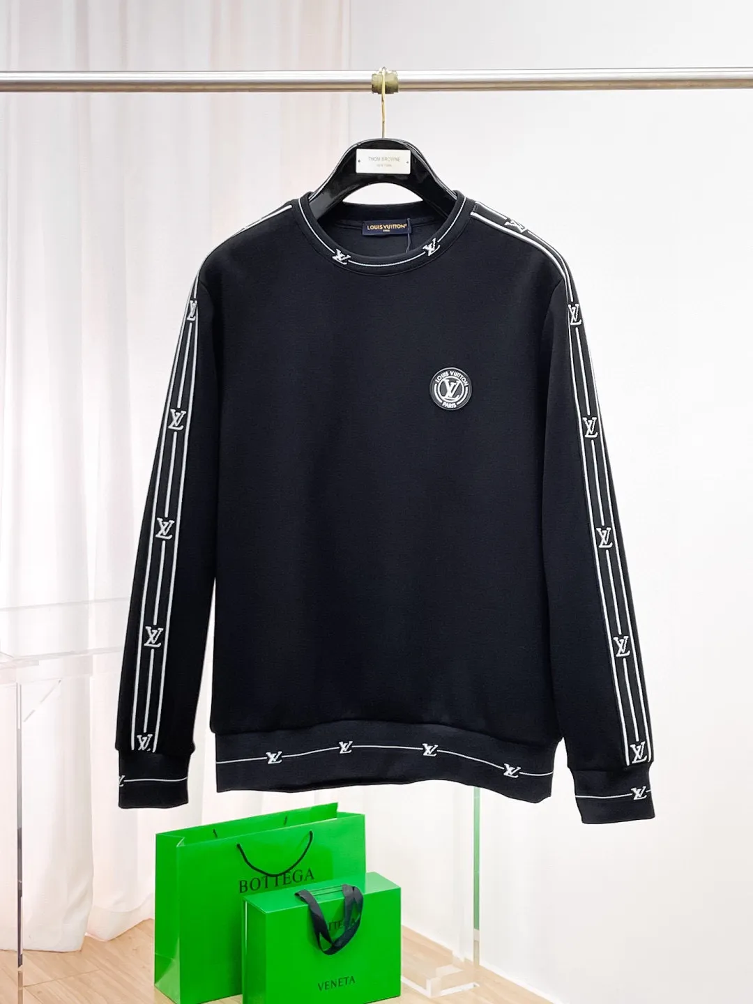 🅿️540 LV 2025 autumn and winter new counter, the same casual Tencel cotton fabric suit, breathable, comfortable and casual! Full of high-end feel! The details are exquisite and high-end, and the workmanship is impeccable! The original high-end fabric is very high-end! The fabric is crisp, anti-wrinkle and wear-resistant, warm, neat and stylish. Everyone must buy a set this autumn and winter. They must look cool and cool when wearing it. This is a model that we highly recommend! M-3XL